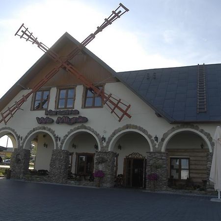 Karczma We Mlynie Hotel Tuszyn Ngoại thất bức ảnh