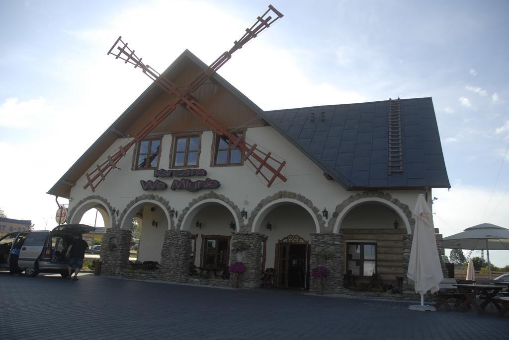 Karczma We Mlynie Hotel Tuszyn Ngoại thất bức ảnh