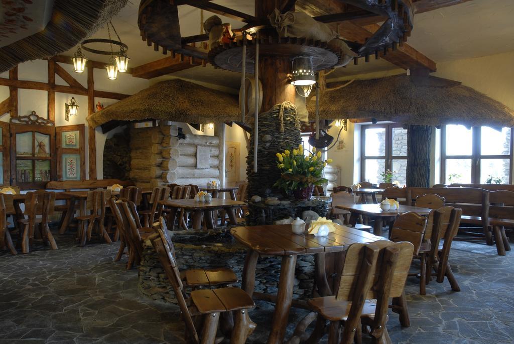 Karczma We Mlynie Hotel Tuszyn Ngoại thất bức ảnh