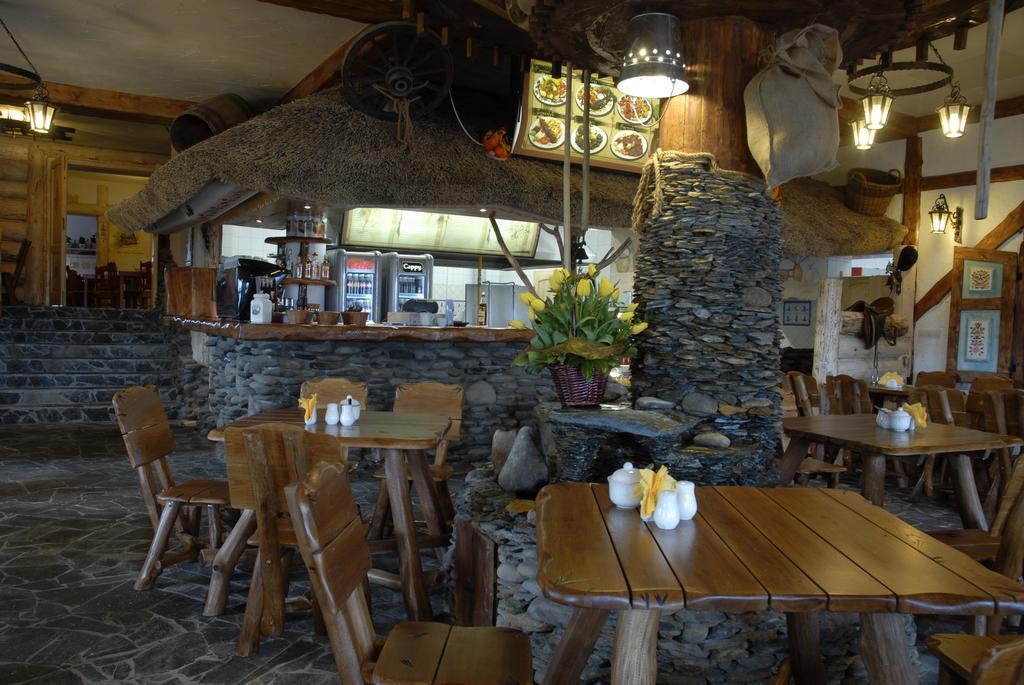 Karczma We Mlynie Hotel Tuszyn Ngoại thất bức ảnh